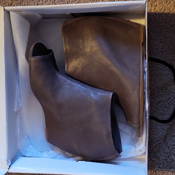 Nine West Shoes - Nine west blaze wedge ankle bootie with zip back size 8.5